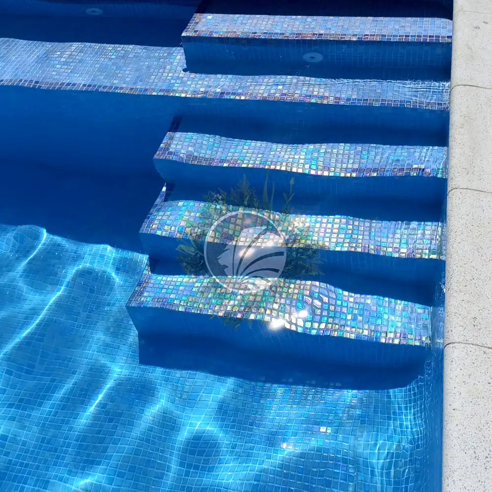 Un choix brillant avec la mosaïque en pâte de verre pour piscine