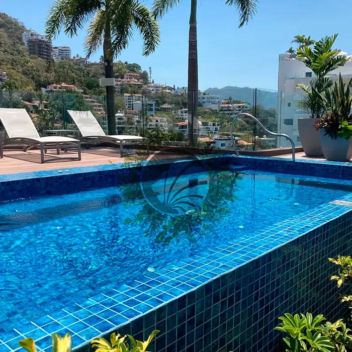 Effet naturelle avec une piscine en mosaïque