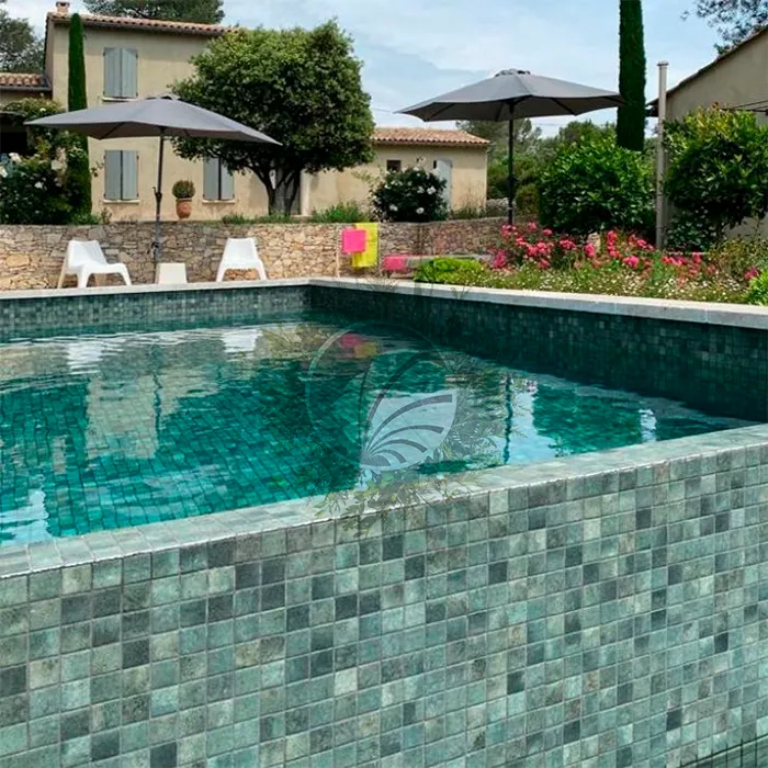 Atmosphère naturelle avec de la mosaïque pour piscine