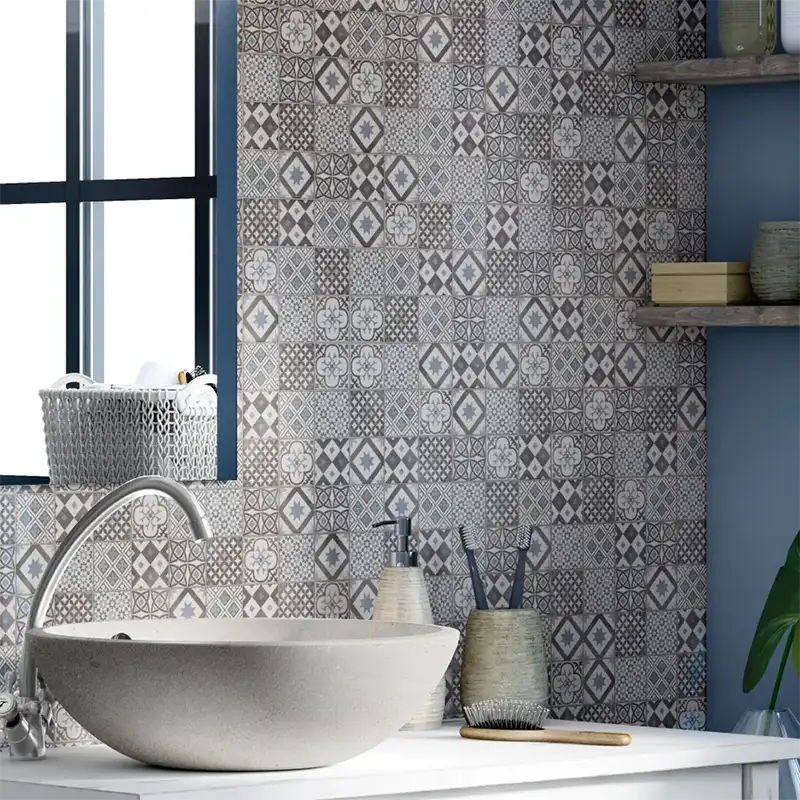 Une mosaïque de carrelage gris pour un design moderne