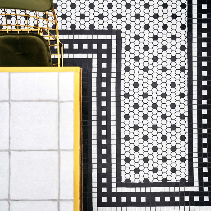 Du carrelage mosaïque blanc et noir pour un design sophistiqué