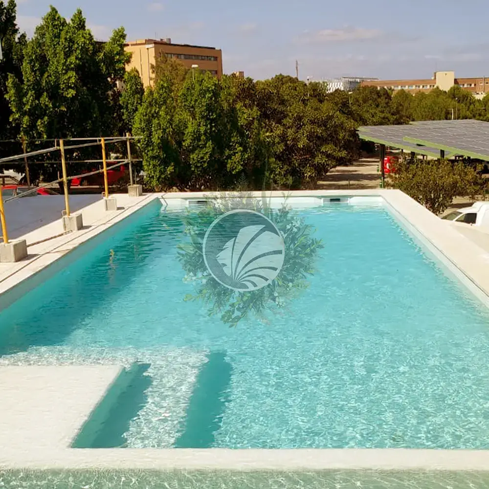 Ambiance chic avec de la mosaïque en pâte de verre pour piscine