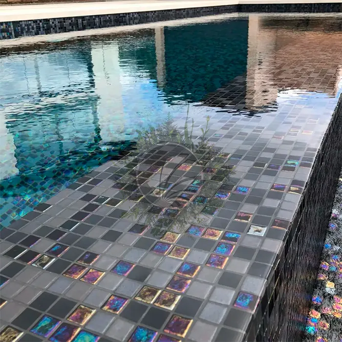 Ambiance sophistiquée avec une piscine en mosaique