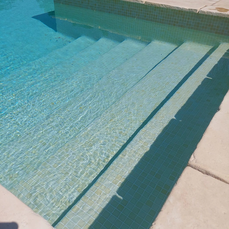 Une piscine en mosaïque beige pour une eau des plus claire