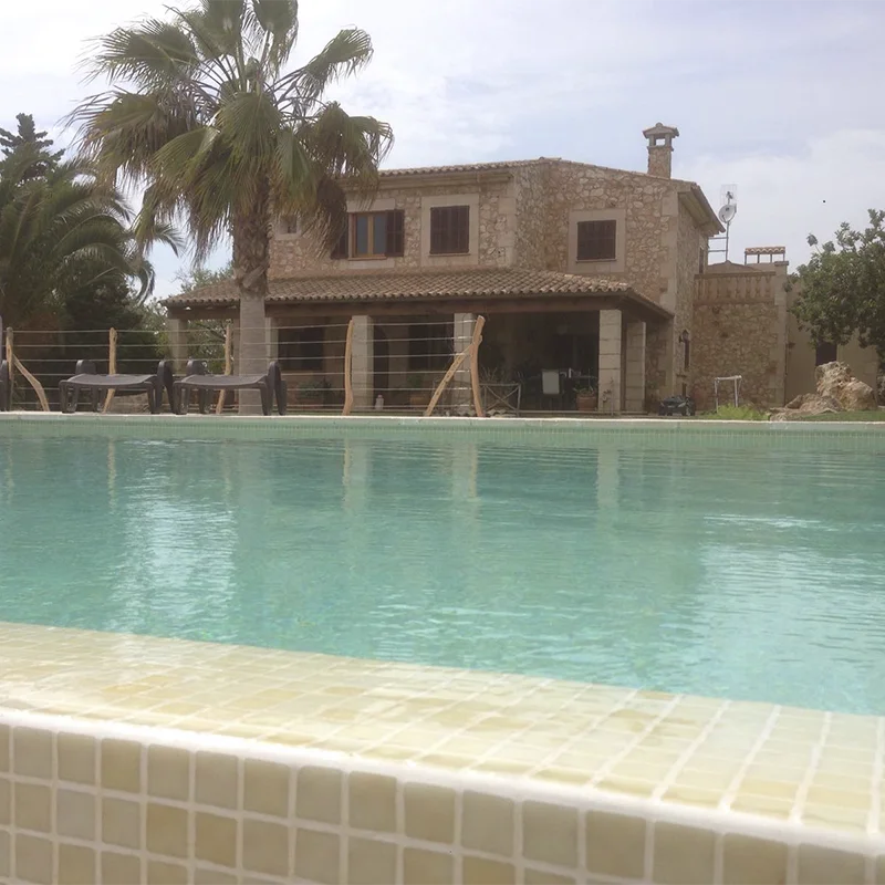 Pour un effet naturel avec de la mosaïque piscine beige