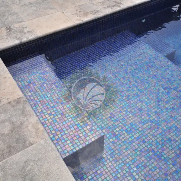 de la mosaïque piscine nacrée pour un effet de profondeur